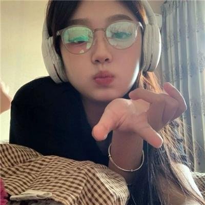 一位站立的人
